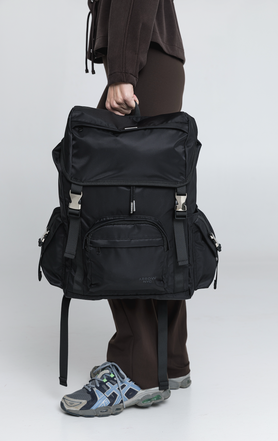 Person carrying the black ARROW Cruiser backpack in everyday use