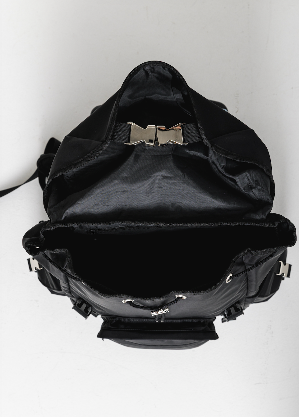 Open main compartment and drawstring closure of the Black Cruiser